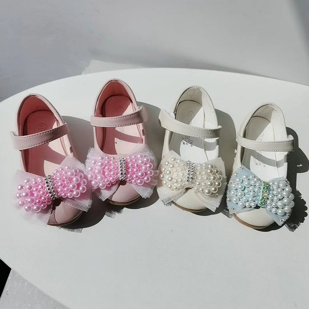 Girls' princess shoes with pearl bow, PU leather upper, flat heel, and Velcro fastening in beige white pearl colour