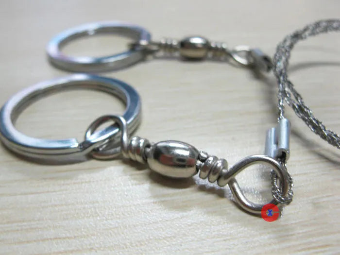 Stainless steel survival wire saw with pull rings, 55cm blade, total length 70cm.