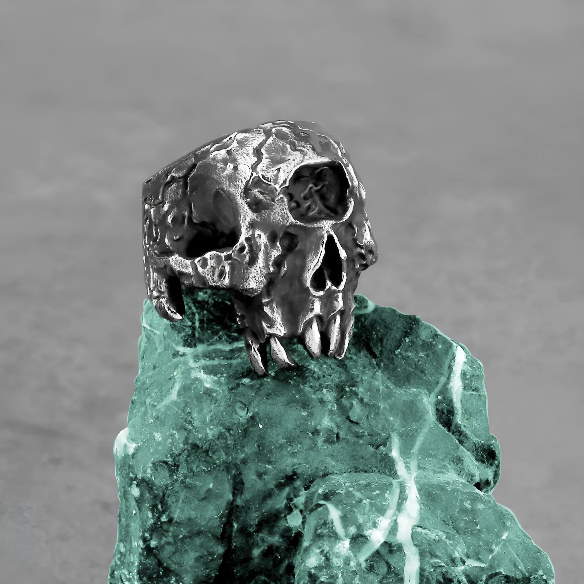 Alloy skull ring with one-eyed design in electroplated metallic finish for punk hip hop jewellery