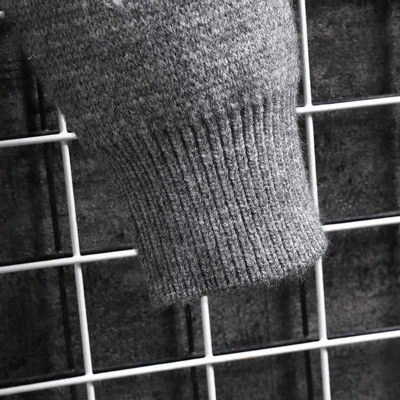 Men's loose geometric plaid sweater with round neck and long sleeves in a blend of acrylic, polyester, and nylon fibres