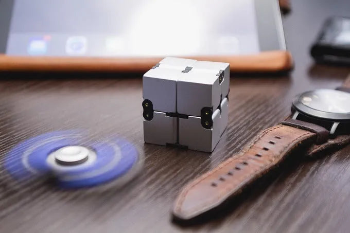 Zinc alloy infinity cube fidget toy showing 4cm cube dimensions and black/silver colour options