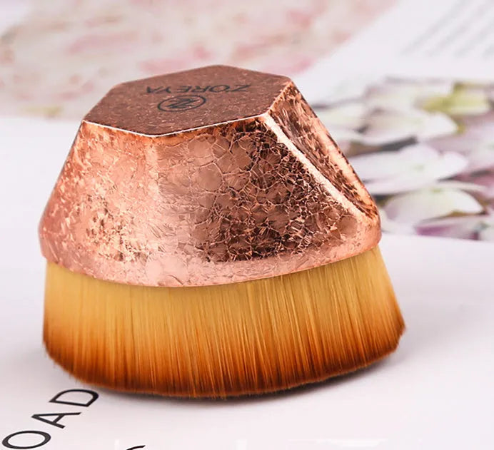 Magic Foundation Brush with dense artificial fibre bristles and round protective case, 6cm total length