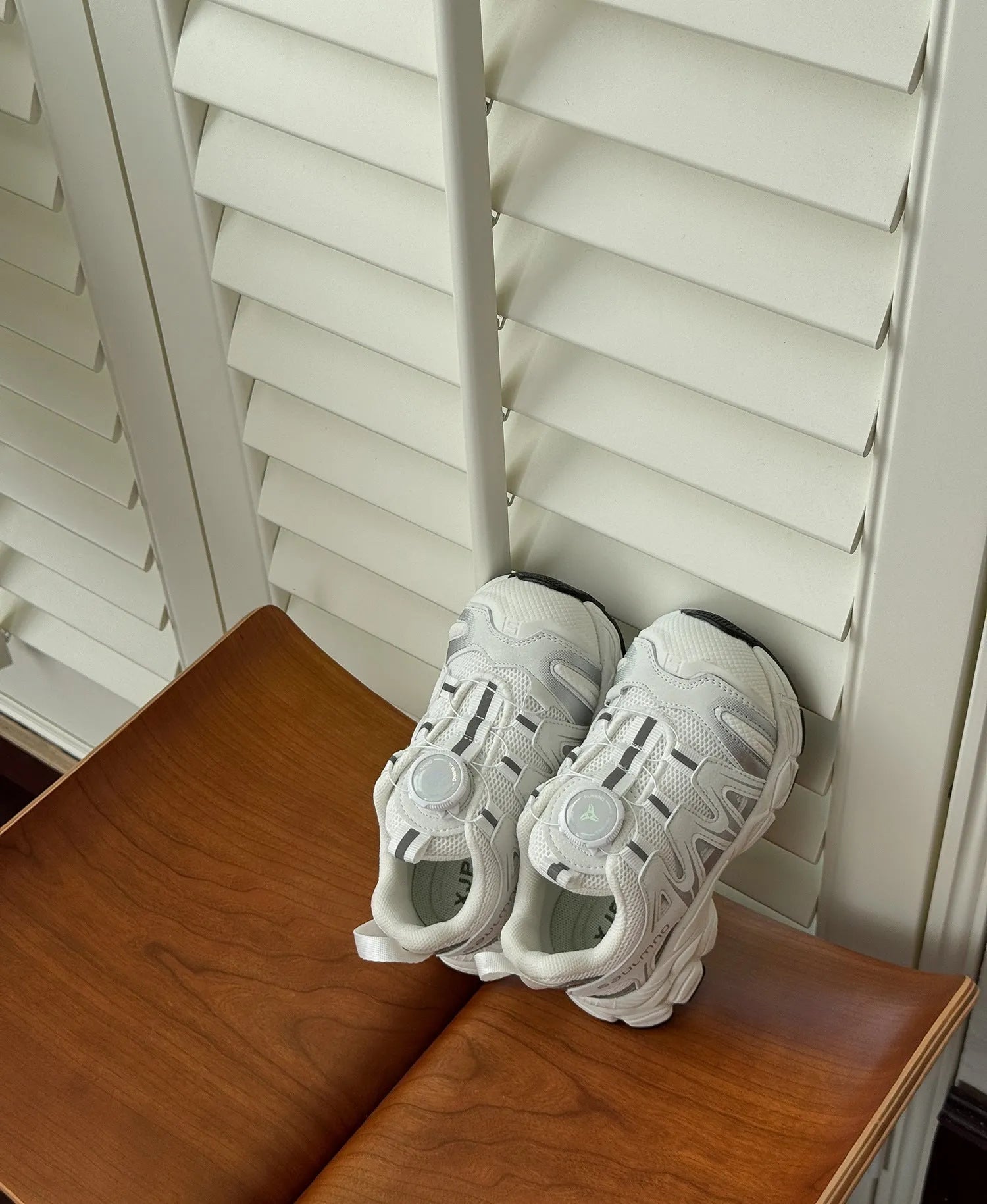 Casual shoes with breathable PU leather mesh upper in black, beige, or pink colours