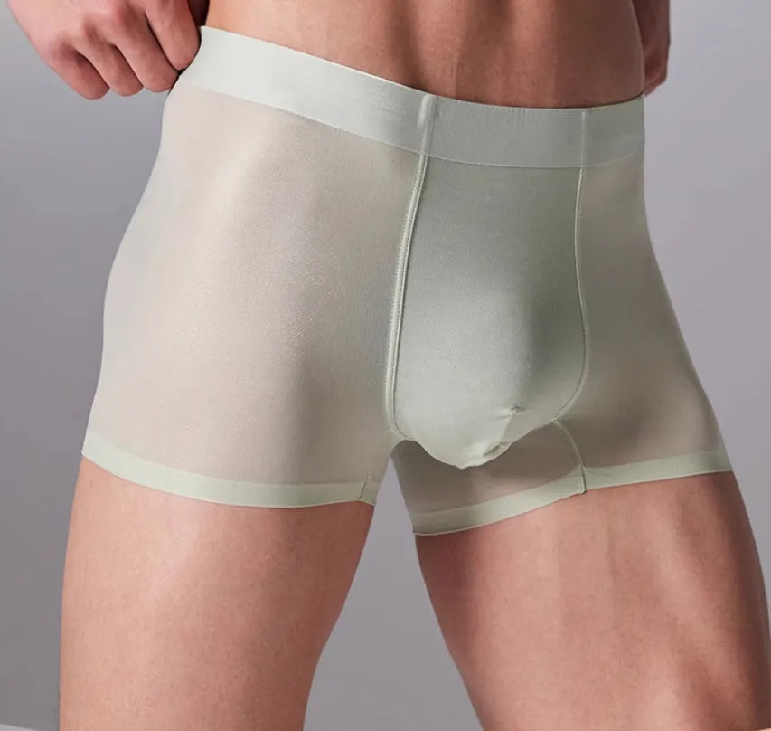 Men's seamless antibacterial fitness shorts in black, shown in size L on a mannequin.