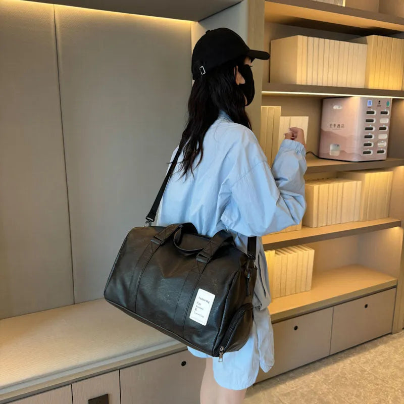 Dry wet separation fitness shoulder messenger bag in waterproof PU material with breathable lining