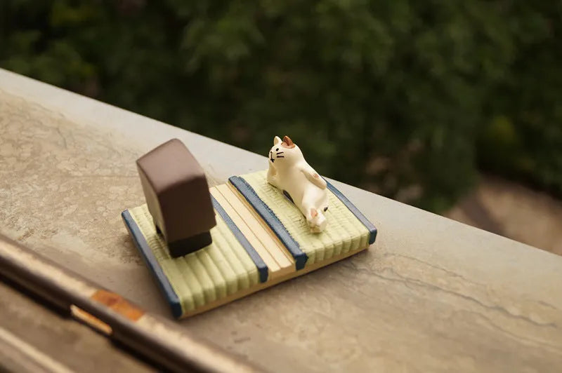 Hand-painted Japanese cat mobile phone holder with 1.3cm slot in tatami TV and hot spring styles