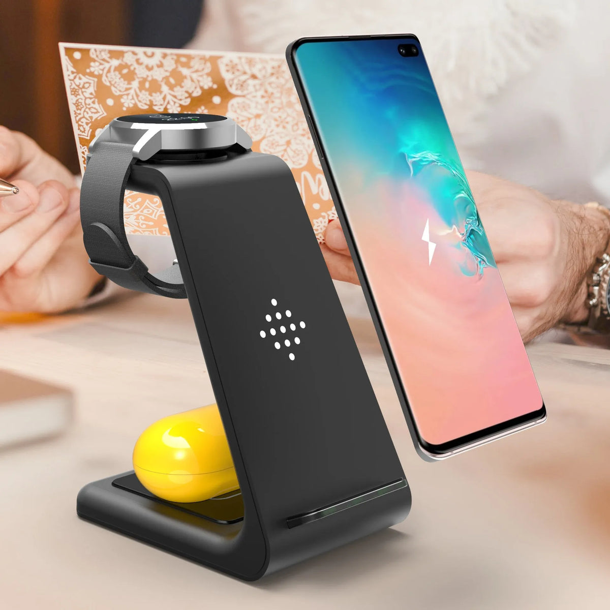 Black 3-in-1 wireless charging station for Samsung Galaxy Watch Active, Galaxy Buds, and iPhone, with 12x10x8cm dimensions