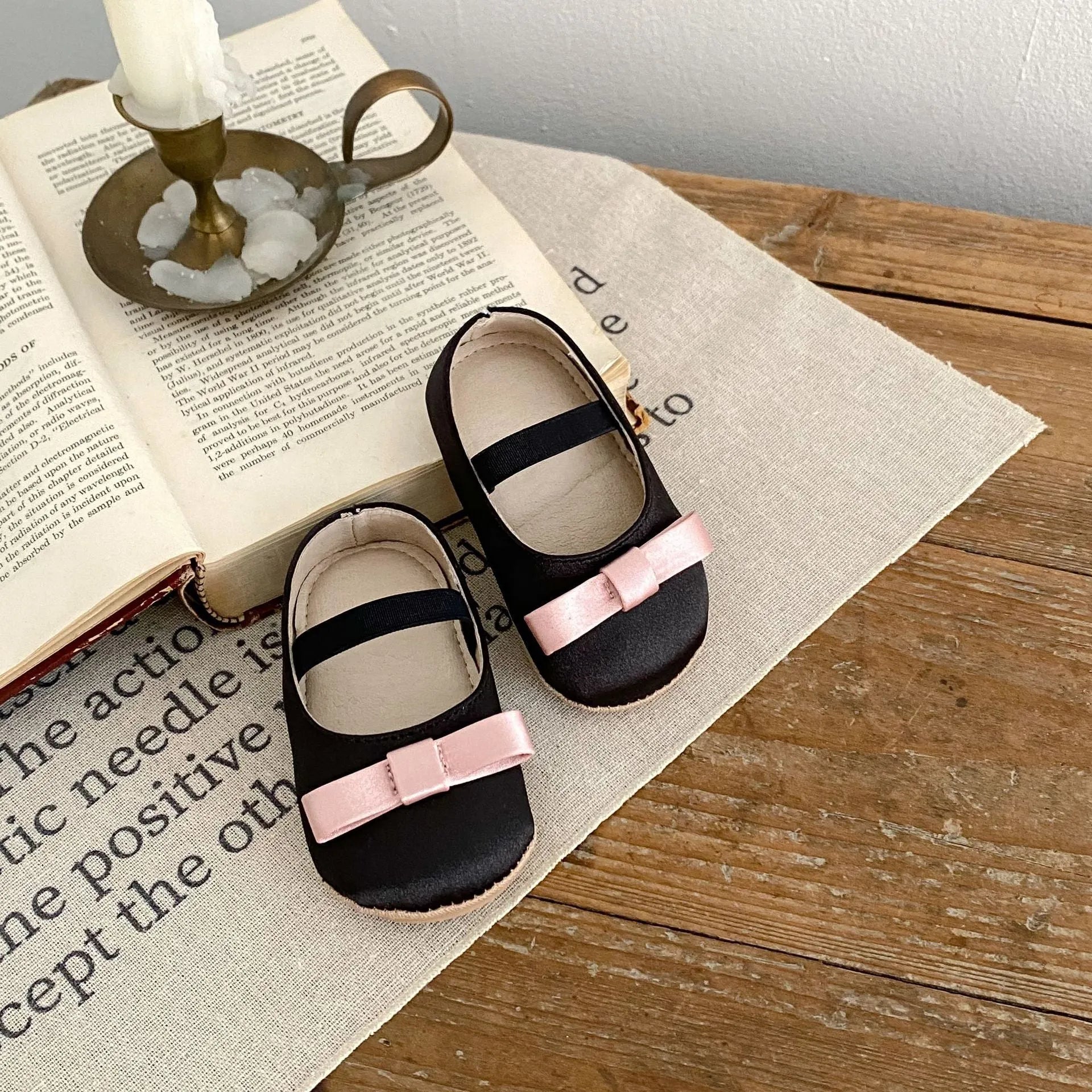 Cute baby butterfly knot shoes in solid colour with bow detail, breathable cloth and rubber sole