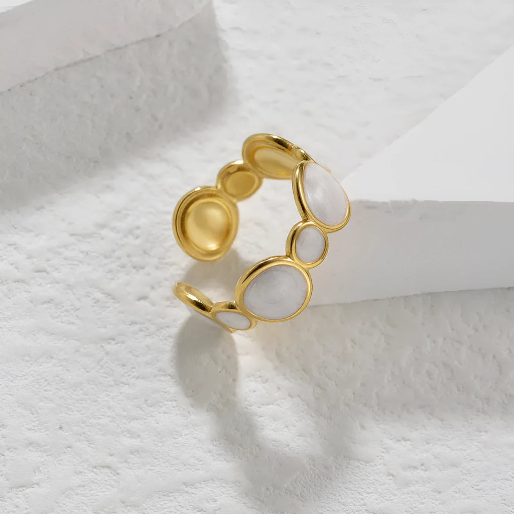 Geometric stainless steel ring for women with an adjustable opening and electroplated finish.