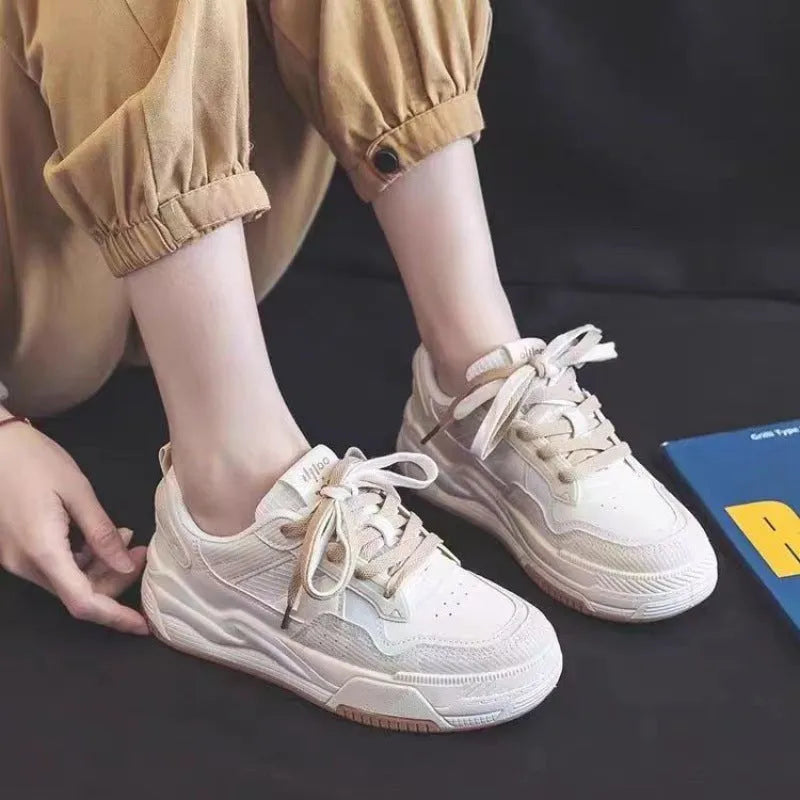 Women's low top sneaker in beige and pink with rubber sole