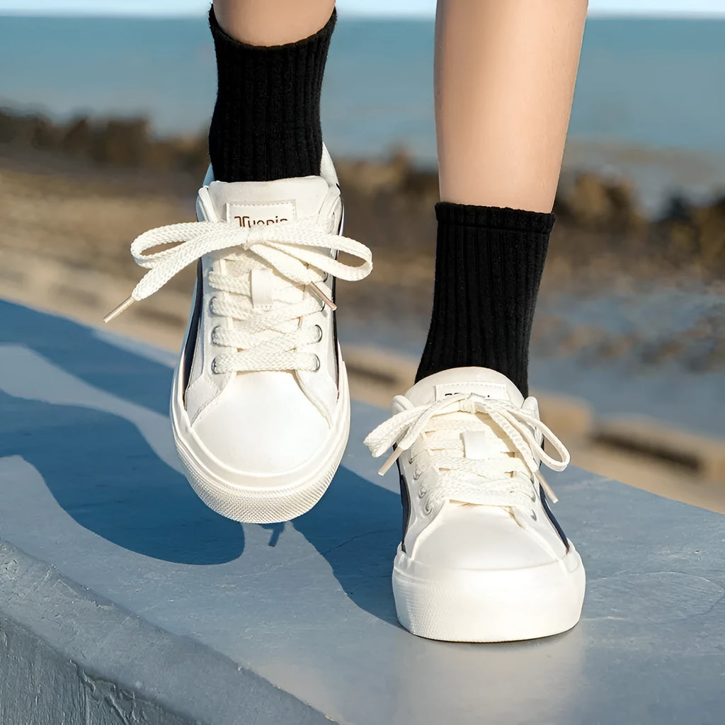 Women's low-top lace-up board shoes with vulcanised rubber sole and round toe in multiple colour options.