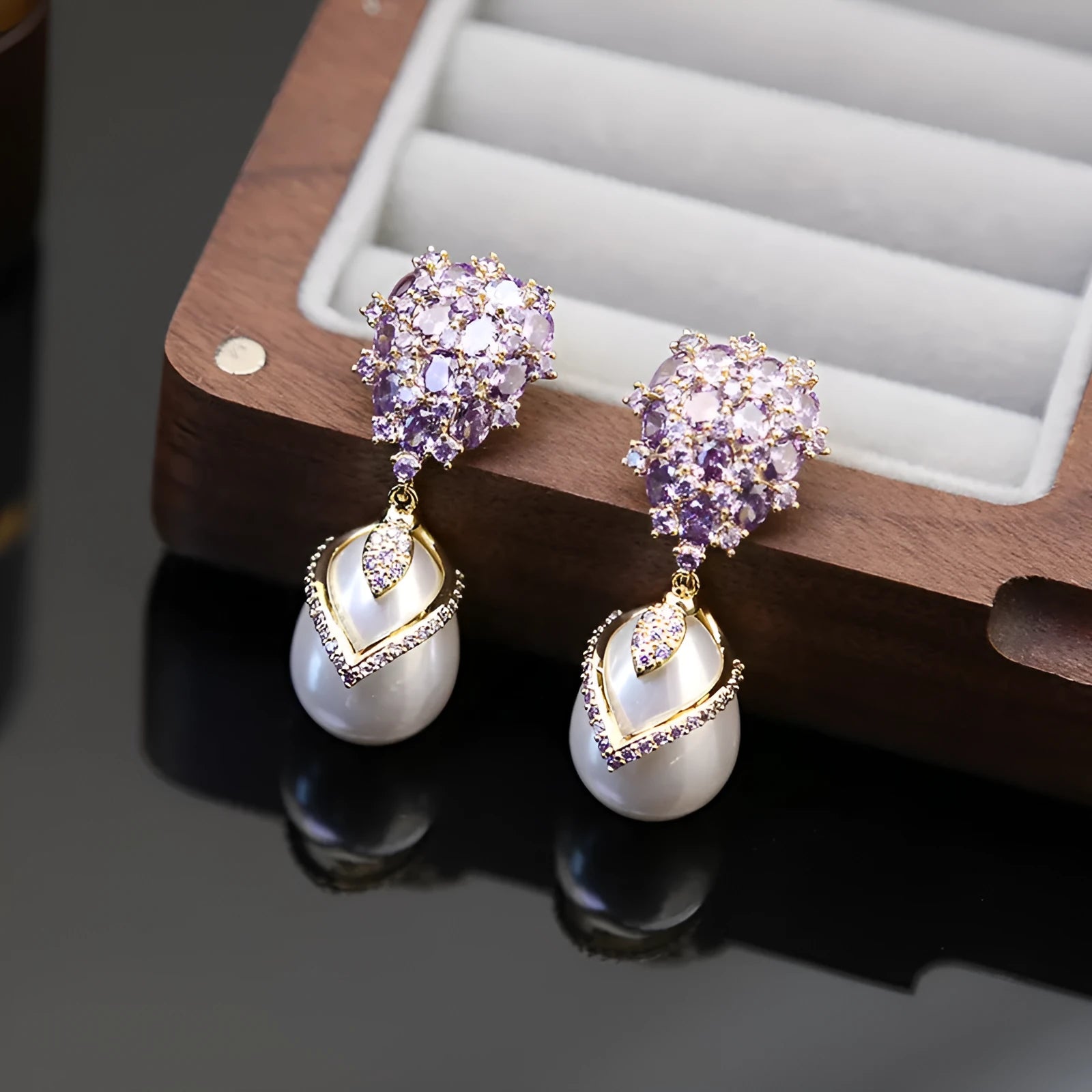 Women's drop-shaped pearl earrings with zircon stones and 18K gold finish
