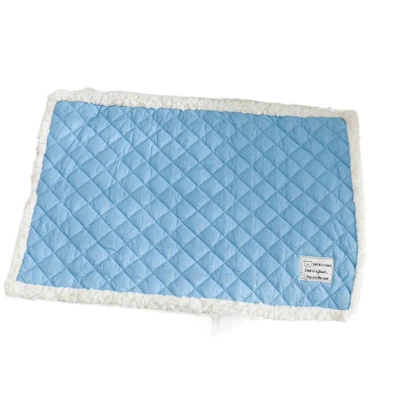 Quilted cloth pet blanket for cats in blue, shown on a cat bed, with size options M, L, and XL.