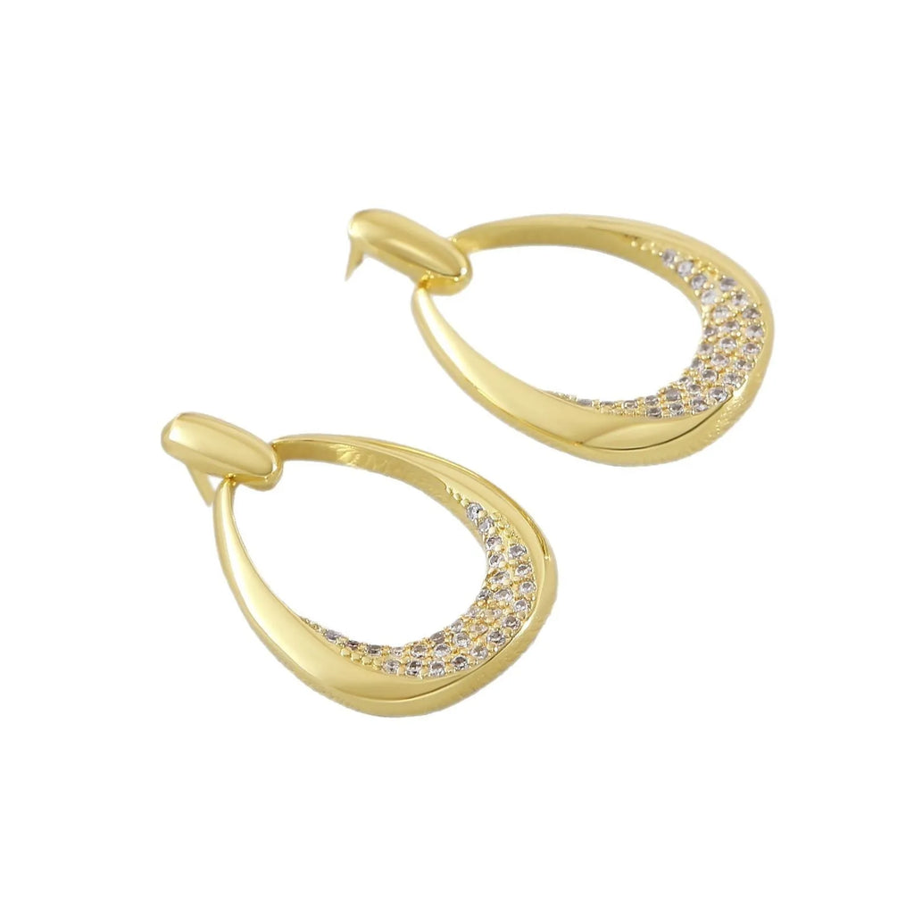 Yellow gold geometric drop earrings for women with simple zircon details on a copper base.