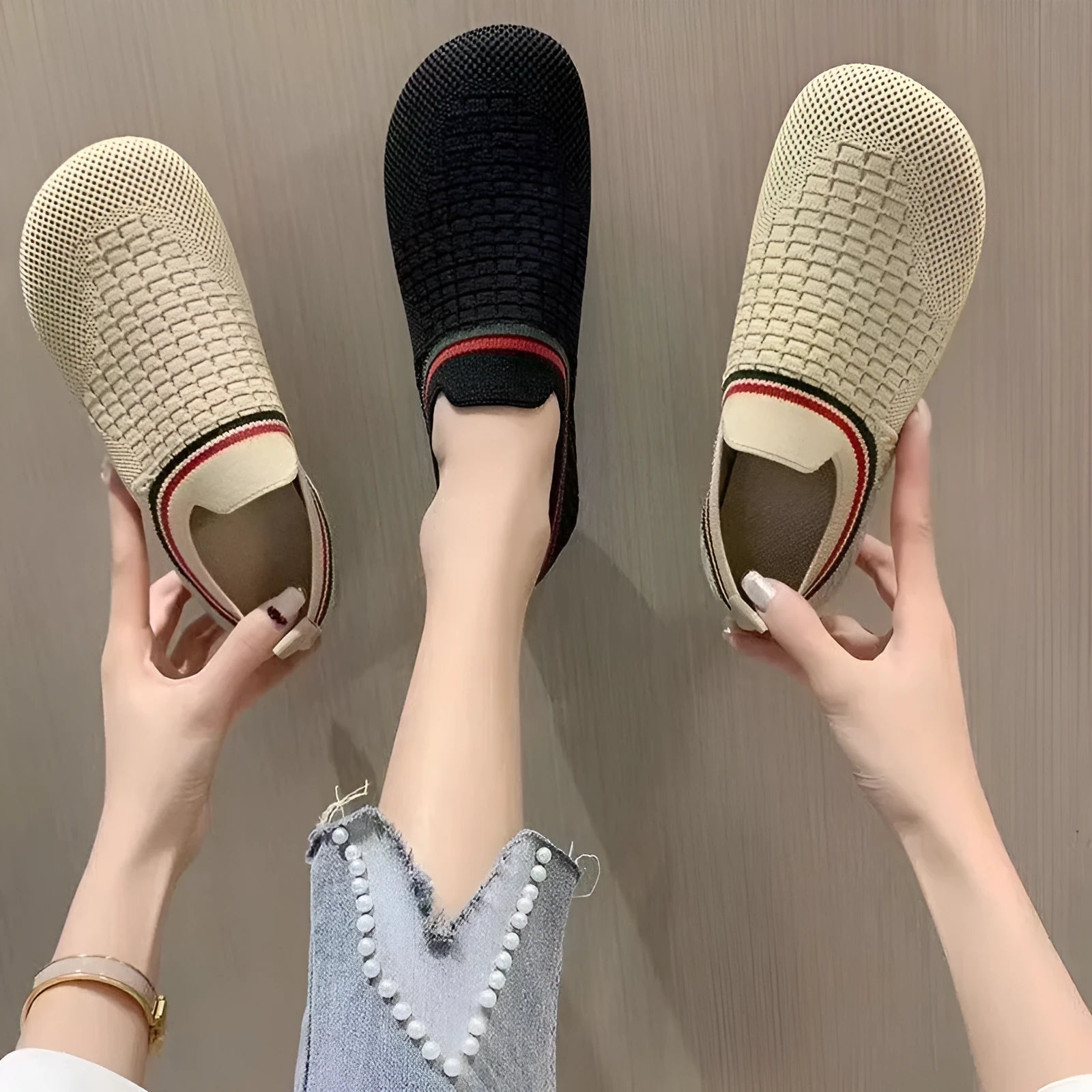 Flyknit-side casual non-slip one pedal shoes in black with mesh upper and rubber sole, low heel