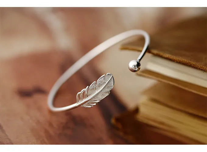 S925 sterling silver open bangle bracelet with a feather charm, silver colour, diameter 5.6 cm