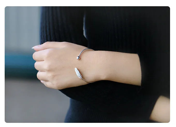 S925 sterling silver open bangle bracelet with a feather charm, silver colour, diameter 5.6 cm