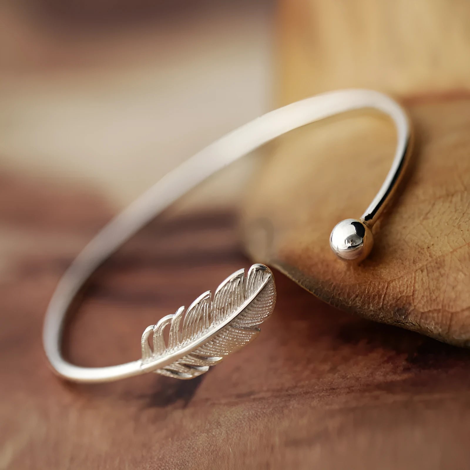 S925 sterling silver open bangle bracelet with a feather charm, silver colour, diameter 5.6 cm