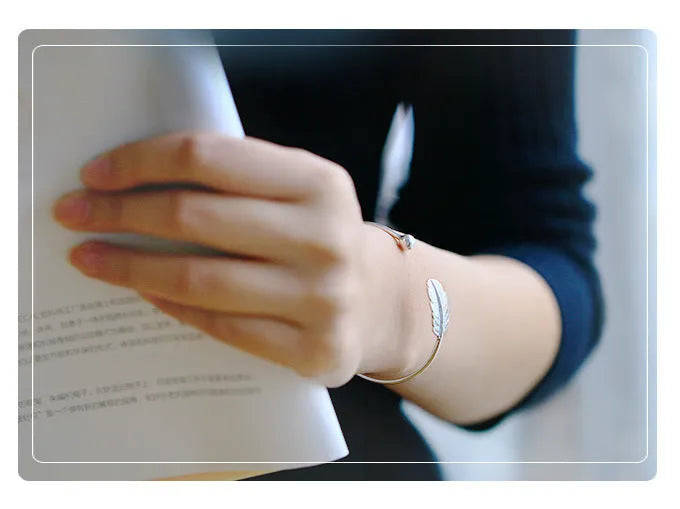 S925 sterling silver open bangle bracelet with a feather charm, silver colour, diameter 5.6 cm