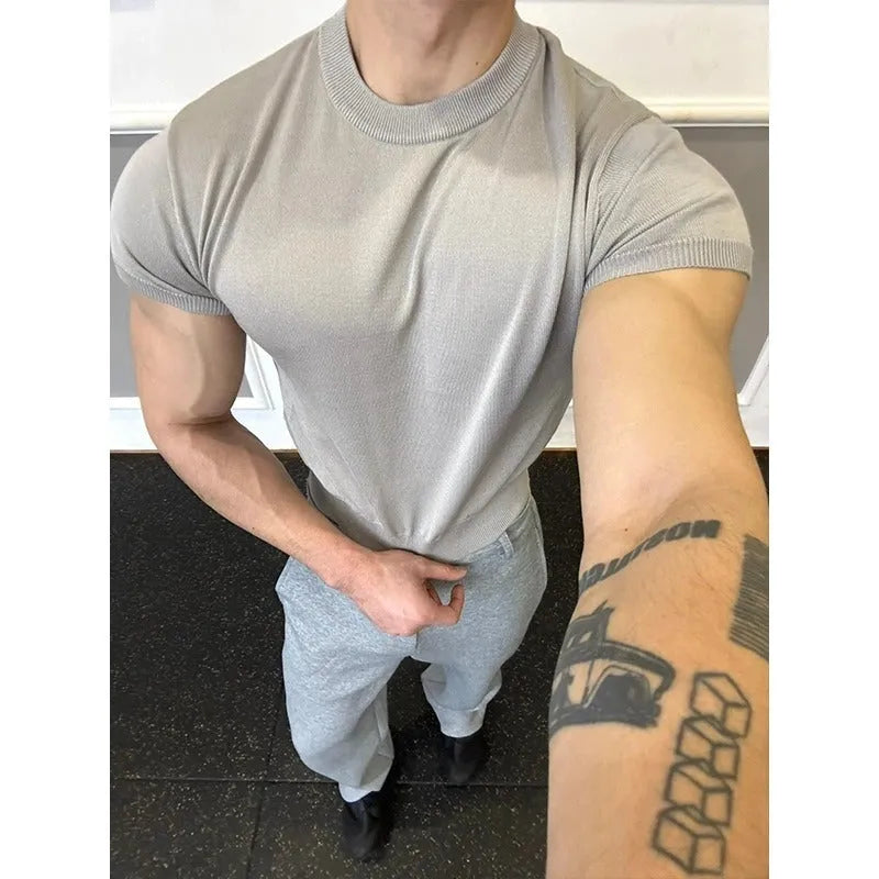 Men's slim fit polyester T-shirt in solid colour with short sleeves and thread cuff-closing detail