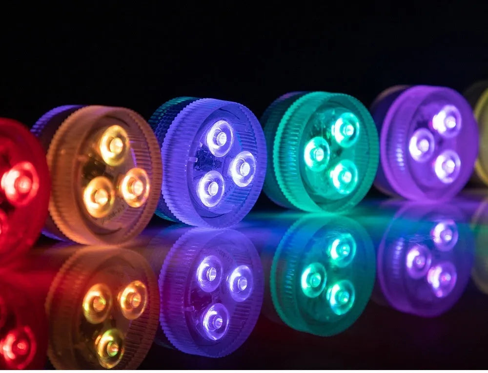 Compact remote control LED diving light for aquarium and fish tank illumination.