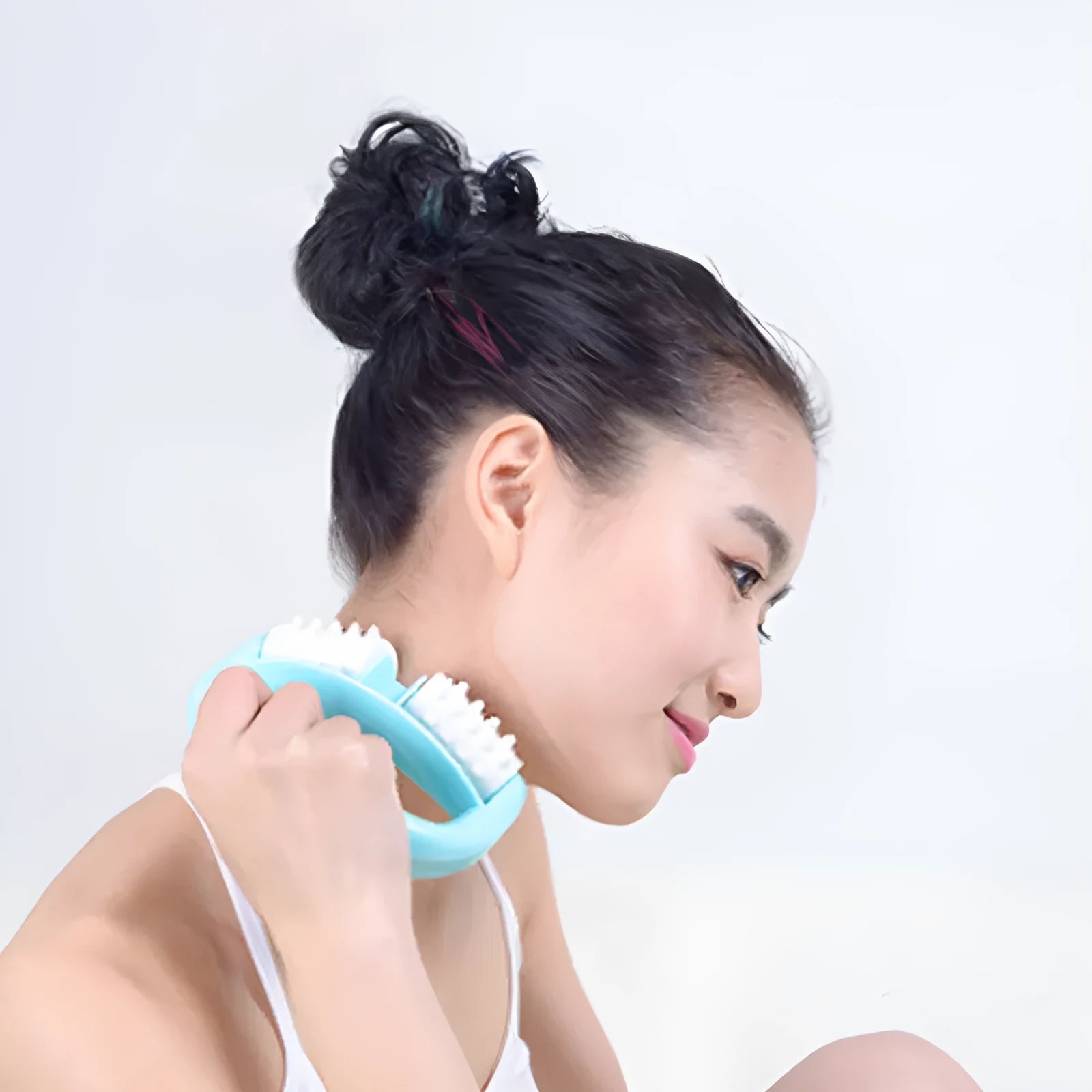 Handheld anti-cellulite massager roller with dot wheel in green, blue, and rose red, 13.5cm