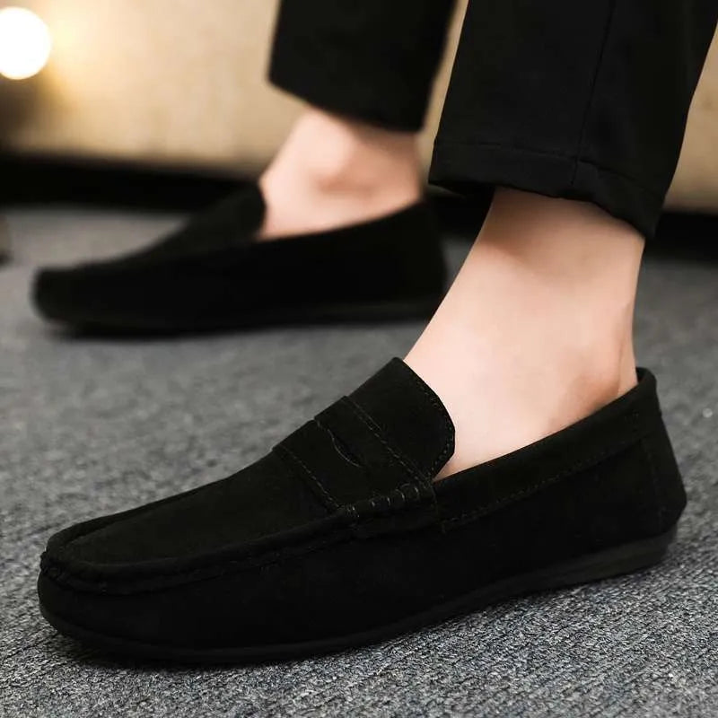 Men's black Gommino Korean fashion slip-on shoes with round toe and rubber sole