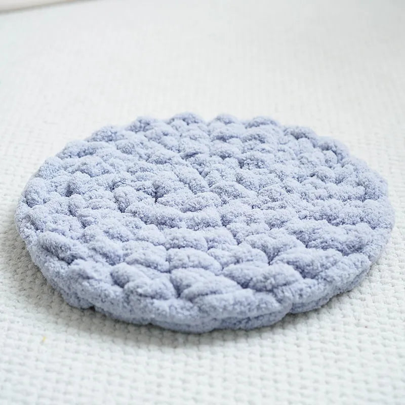 Hand-woven thermal knitting pet mat in cream colour with chenille wool texture, suitable for dogs and cats