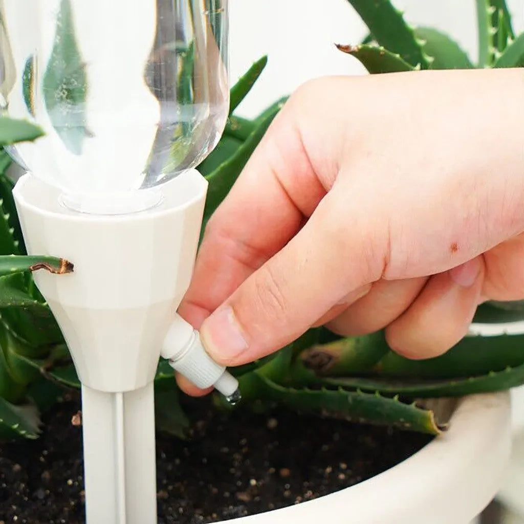 Automatic garden watering device, 16.5cm PP plastic plant dripper in white, pink or blue for flower pots