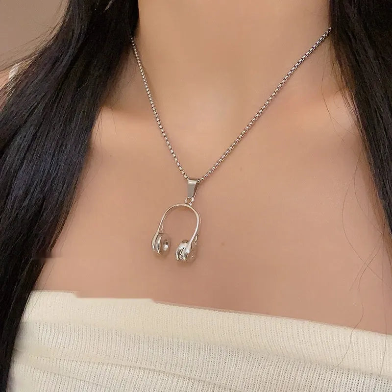 Alloy headphone necklace pendant on long chain, casual unisex accessory with electroplated finish