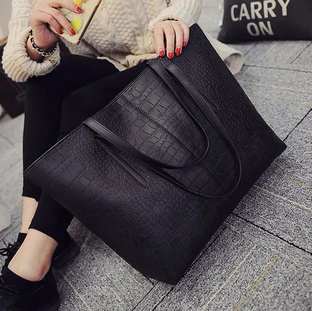 Genuine leather women's shoulder bag with adjustable strap in black colour