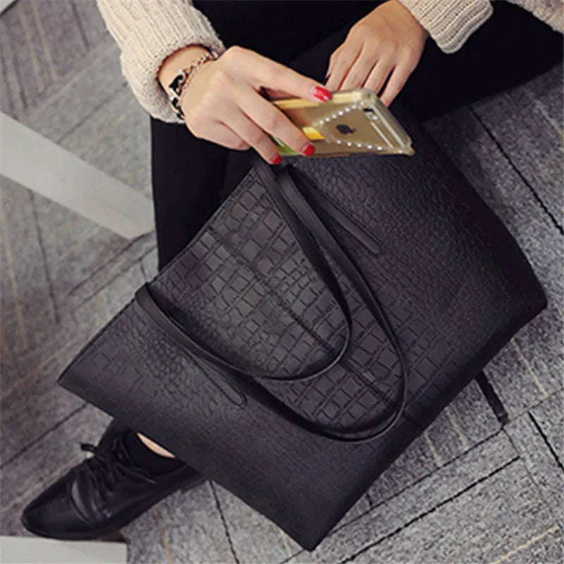Genuine leather women's shoulder bag with adjustable strap in black colour