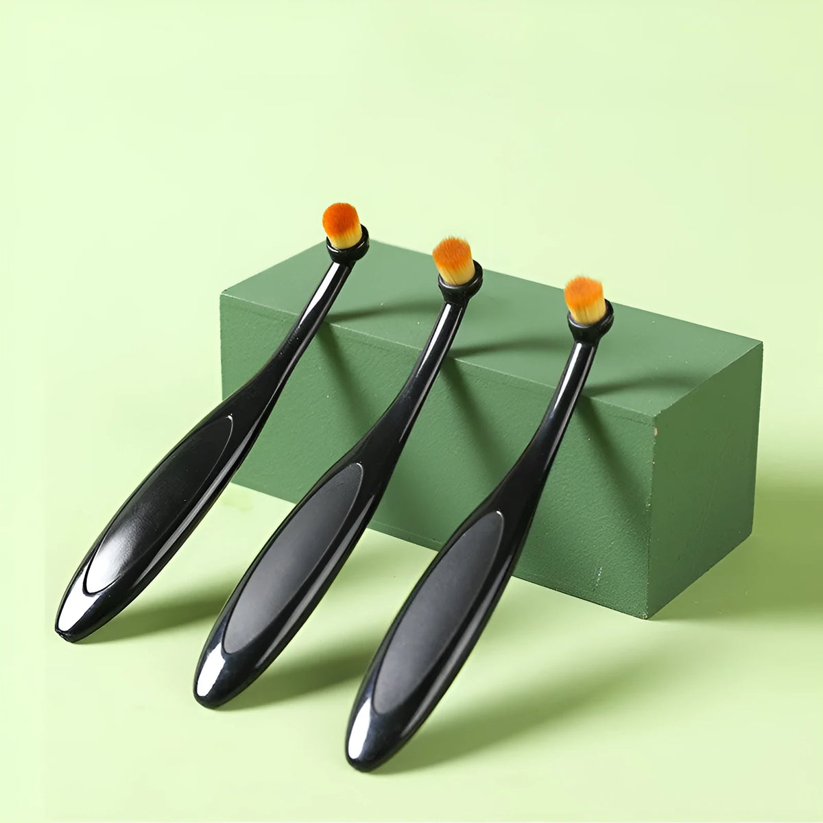 Black fibre silk pet tear brush for cats, makeup-brush style tear stain cleaning tool.