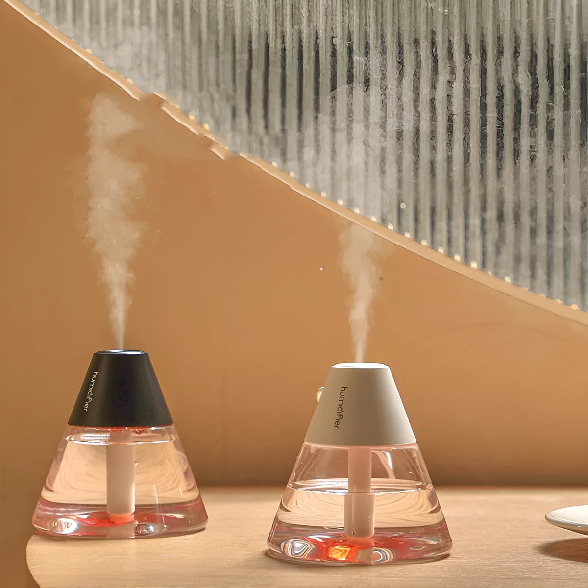 Desktop USB humidifier with atmosphere lamp, white or black plastic body, 102.3 x 102.3 x 101.1cm