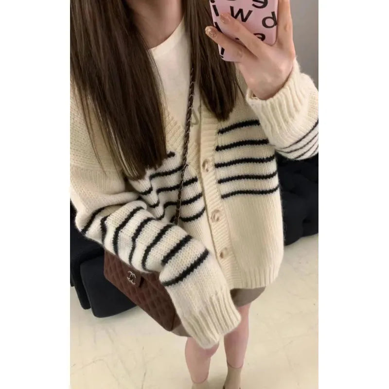Collar button cardigan sweater with 3D pattern in picture colour finish
