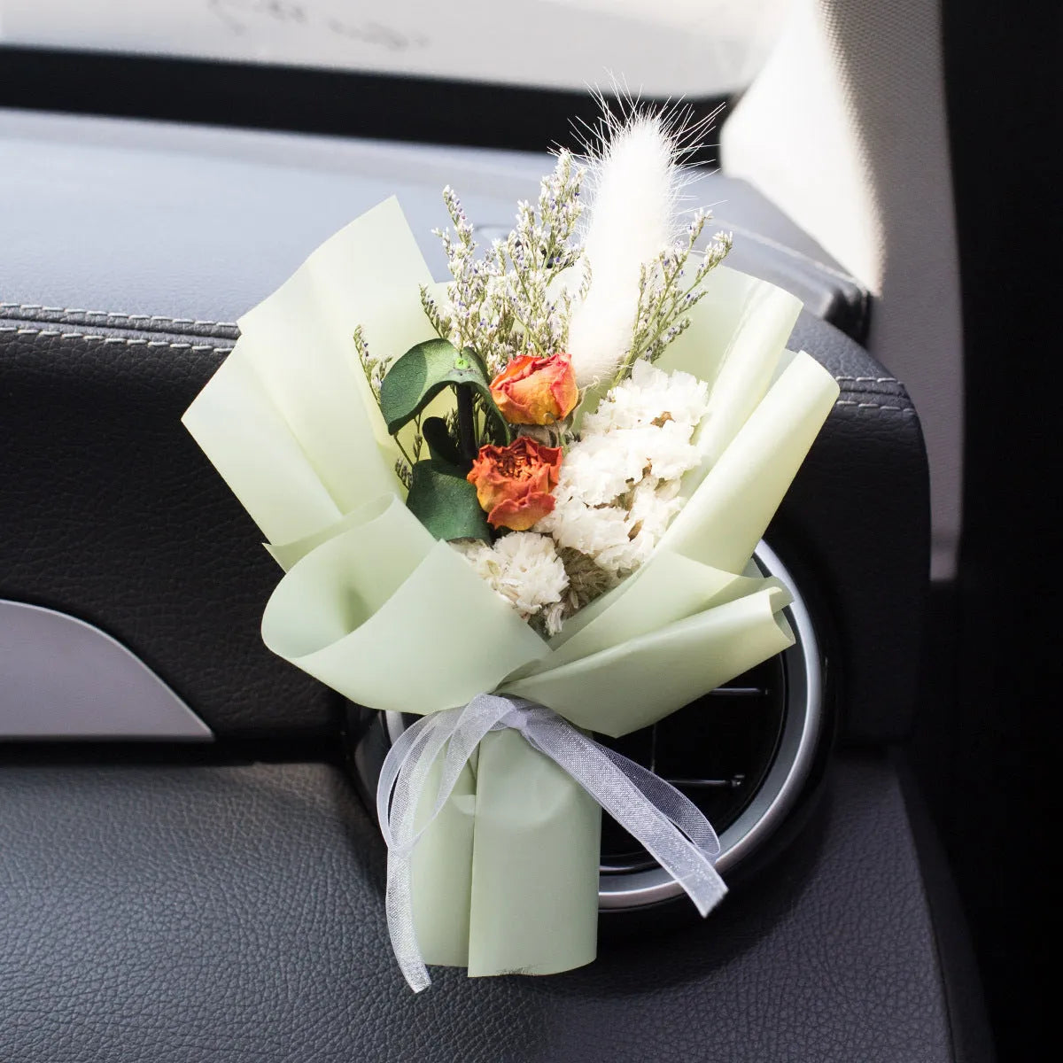Dried flower car air freshener with natural aroma slices mounted on vehicle air conditioning vent