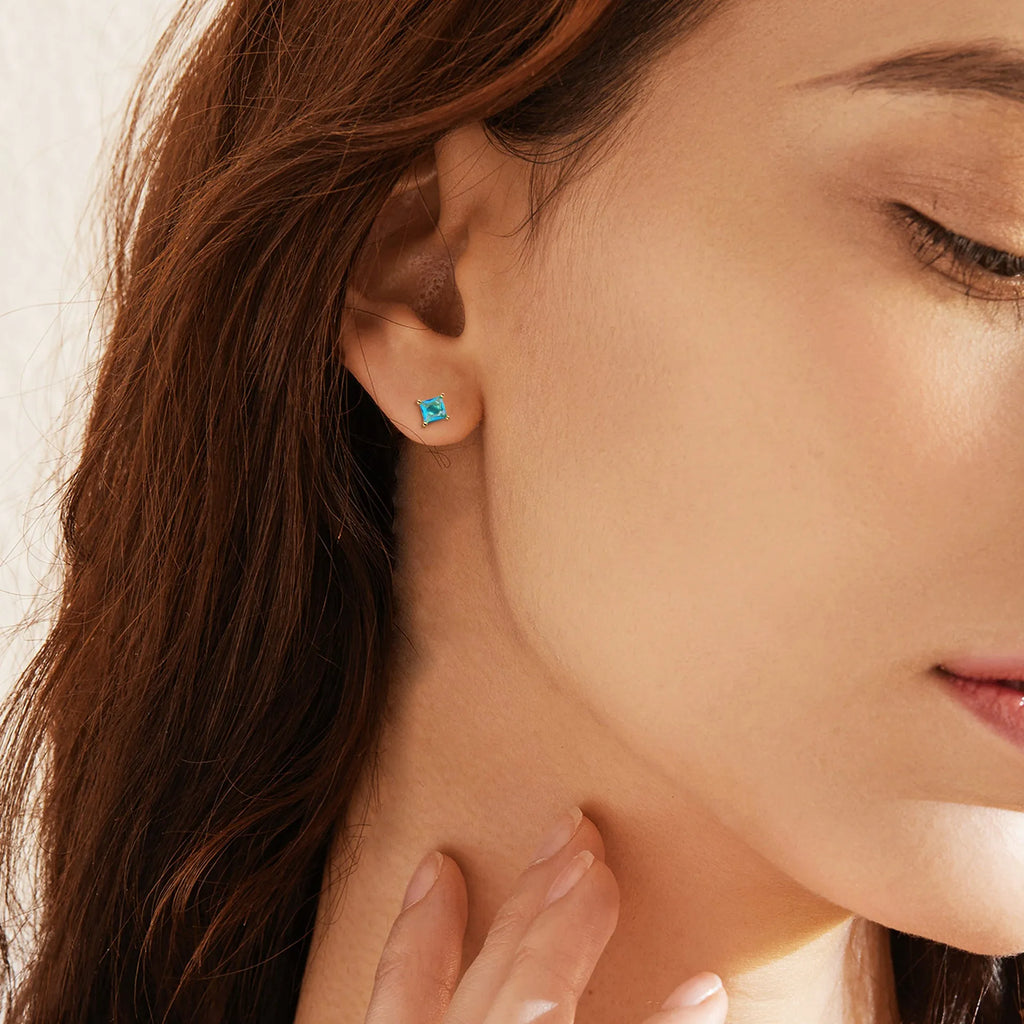 Drop-shaped gold-plated earrings with a pear-shaped candy-coloured zircon stone.