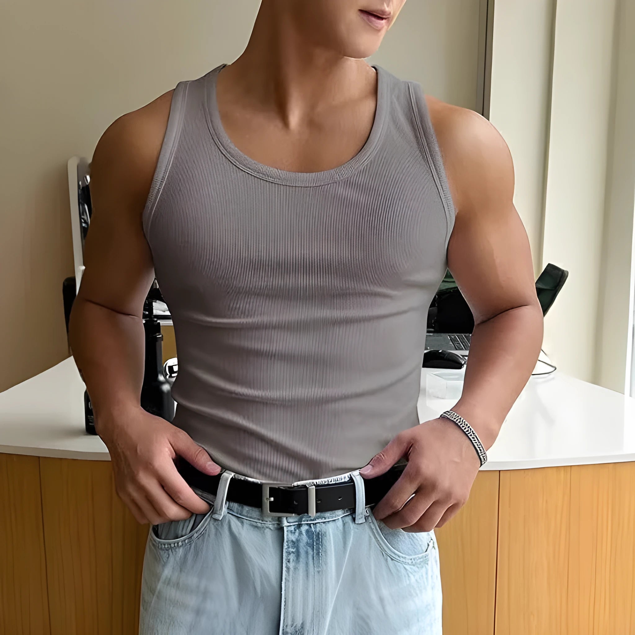 Men's tight-fit round neck workout t-shirt in polyester with wool lining, shown on a mannequin.
