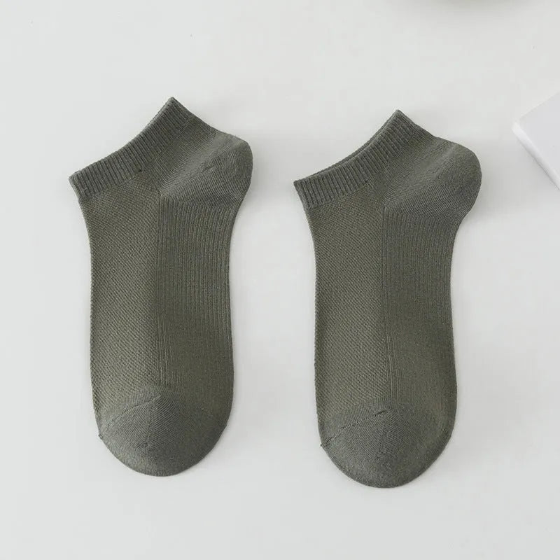 Men's solid colour low-cut polyester boat socks in six colour variations with breathable sweat-absorbing design
