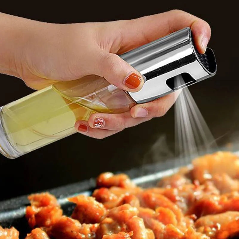 Gold ABS and glass oil and vinegar spray bottle with push-type pump, 17.5cm tall.