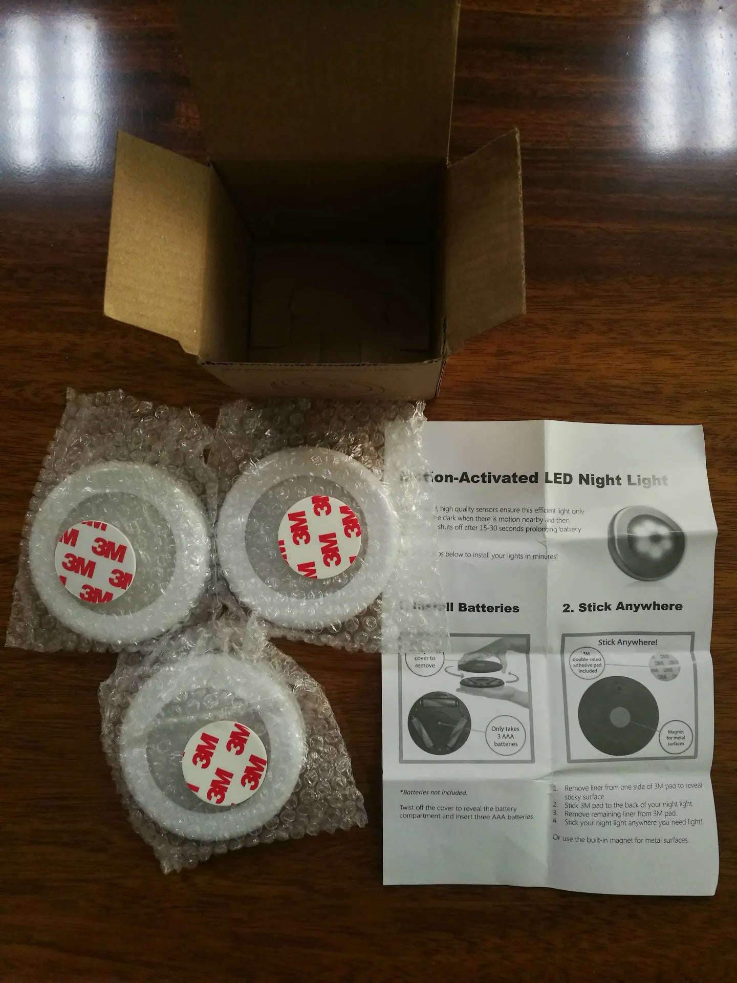 6LED motion sensor nightlight with strong magnet, white body, mounted on a ceiling corner, with motion detection arrows shown