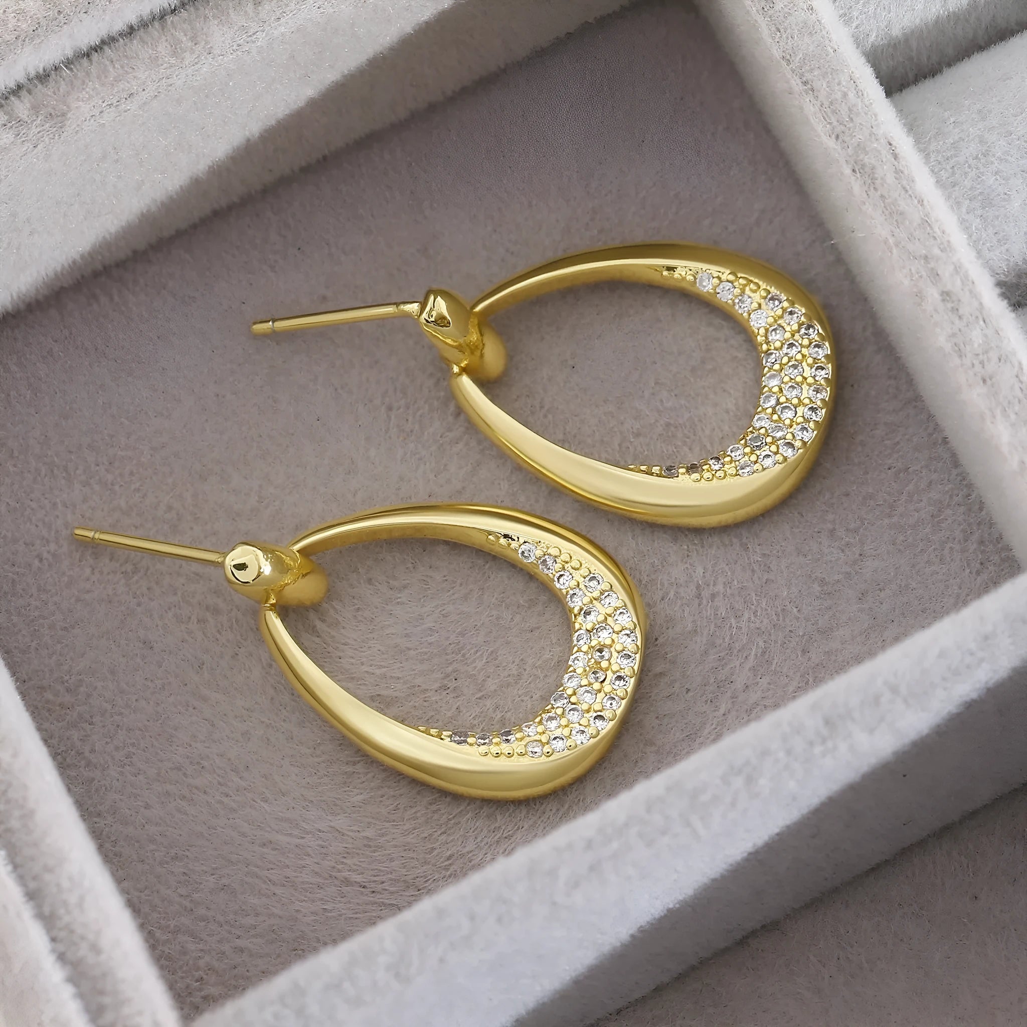 Yellow gold geometric drop earrings for women with simple zircon details on a copper base.