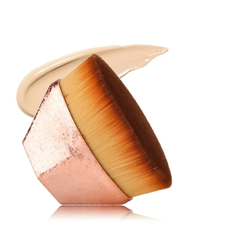 Magic Foundation Brush with dense artificial fibre bristles and round protective case, 6cm total length