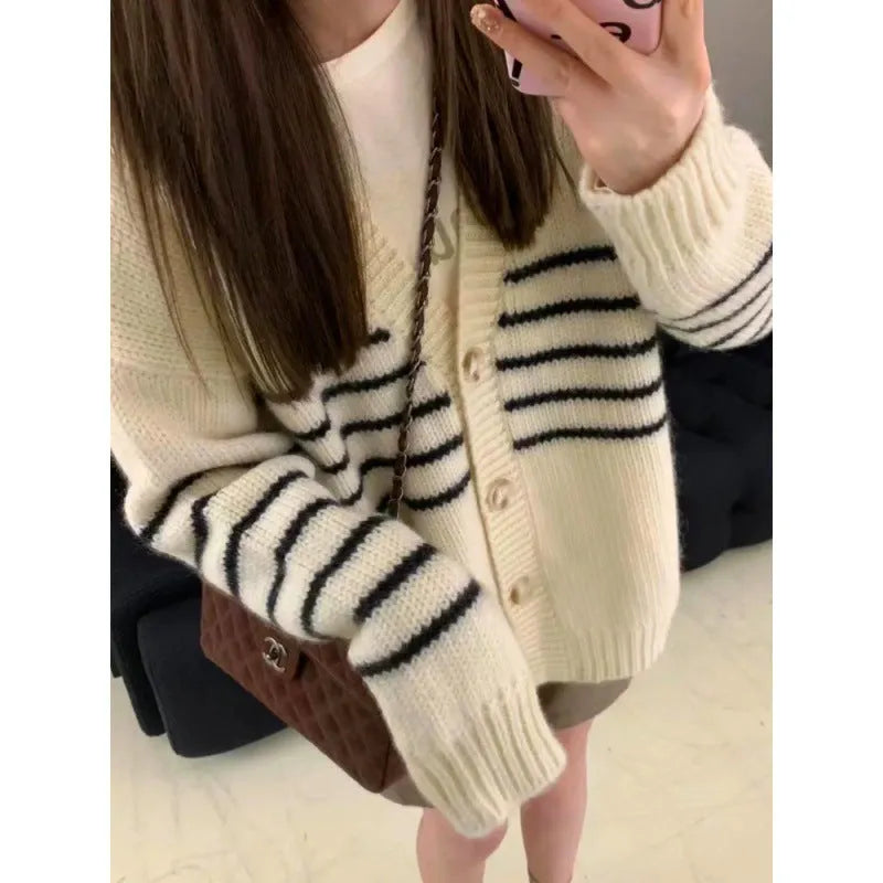 Collar button cardigan sweater with 3D pattern in picture colour finish
