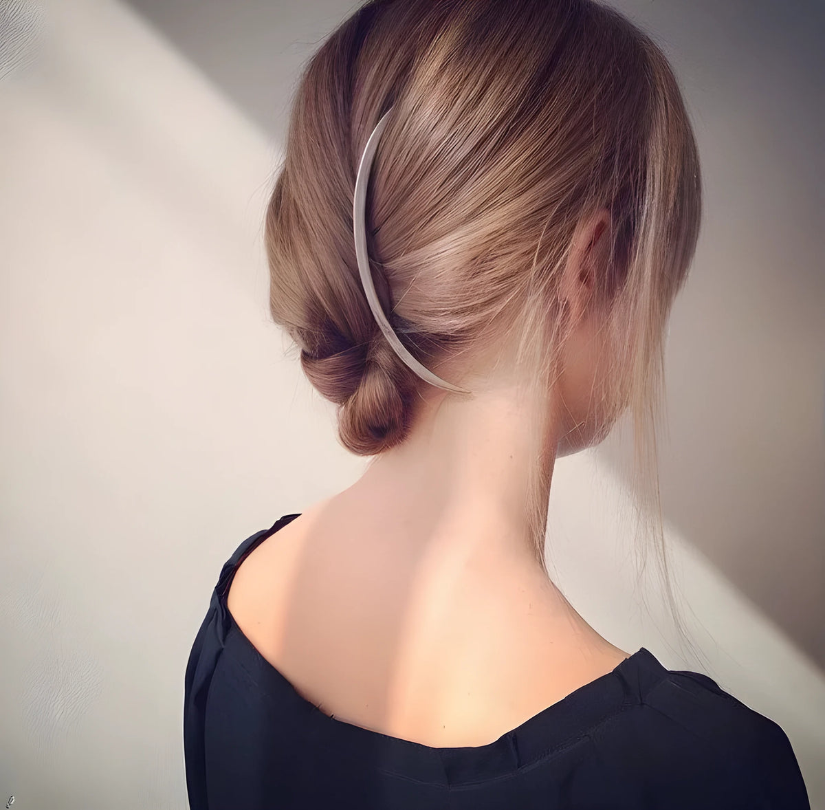 Curved alloy hair comb in gold and silver, 11cm long and 4cm wide, lightweight styling tool