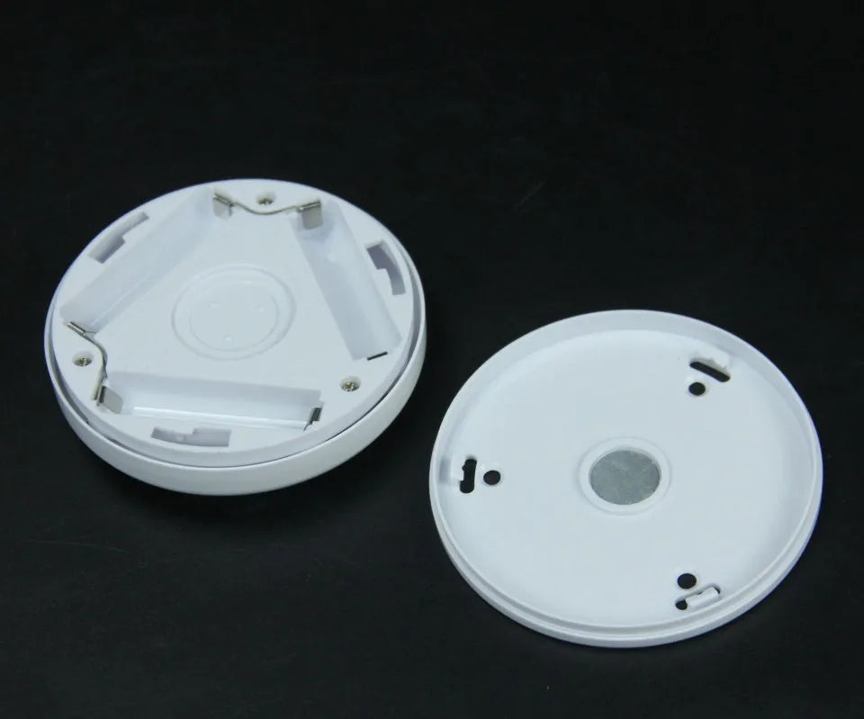 6LED motion sensor nightlight with strong magnet, white body, mounted on a ceiling corner, with motion detection arrows shown