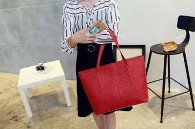 Genuine leather women's shoulder bag with adjustable strap in black colour