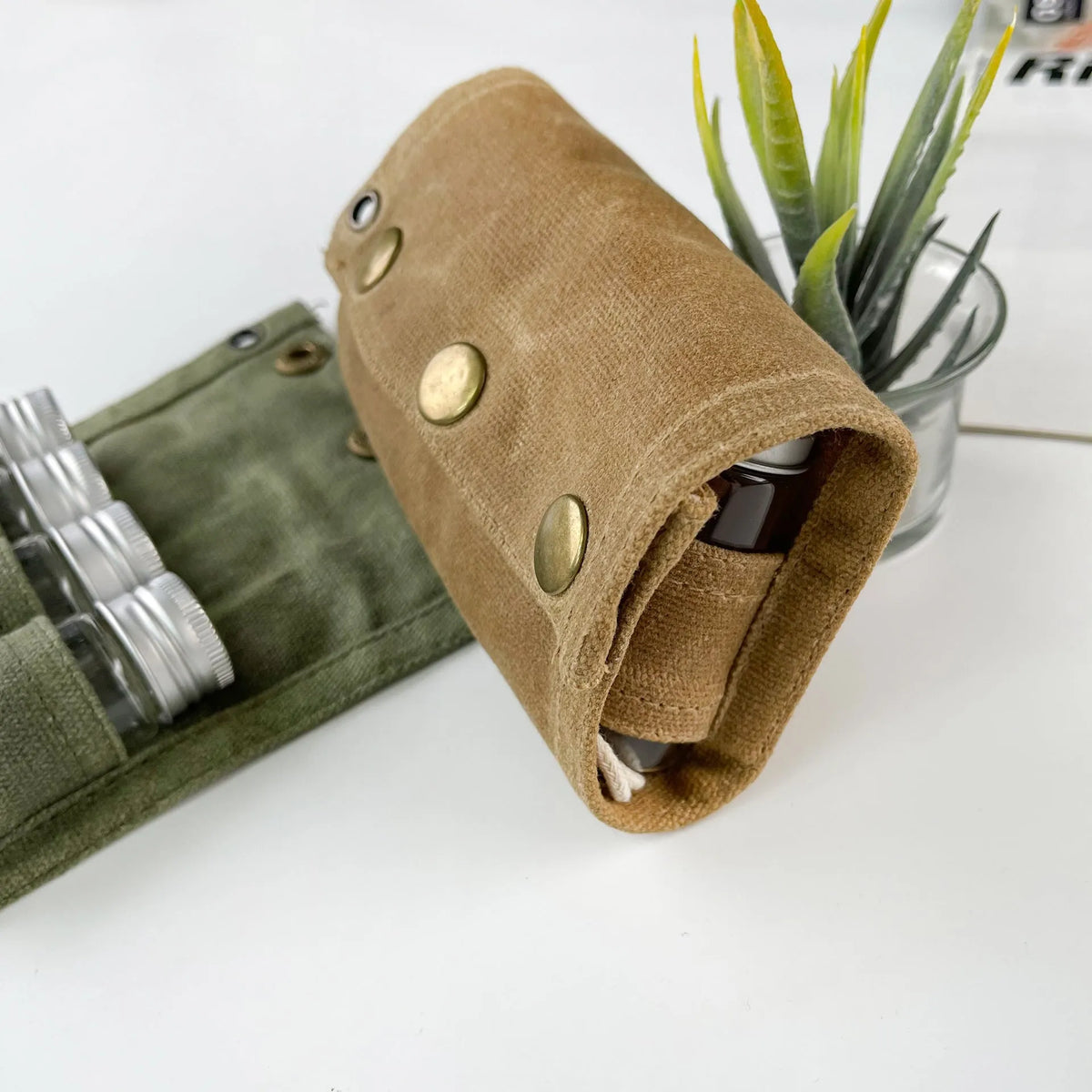Outdoor picnic plastic cutlery set with napkin and canned canvas spice storage kit in army green or khaki, square under 300 ml, with canvas bag