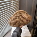 Women's shell-shaped straw beach shoulder bag with chain detail in beige colour