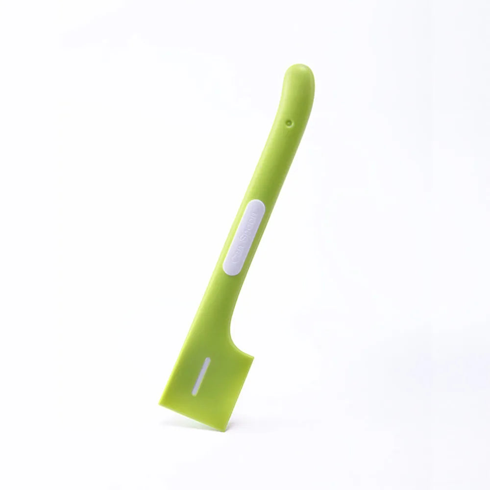 Long-handled pet feeding spoon for canned food with right-angle scraping edge